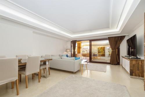 Sea-view luxurious apartment on the beach of Etepona