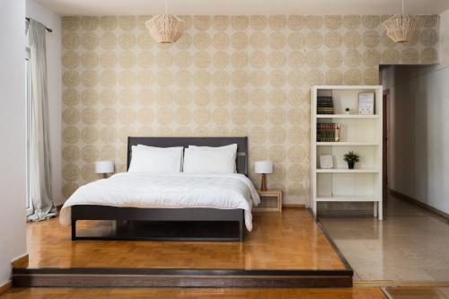 une chambre avec un grand lit et un mur dans l'établissement Houseloft Koromila Sea View, à Thessalonique