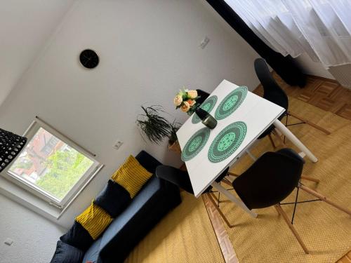 a living room with a table and a couch at Main Weindorf Unterkunft in Sulzfeld am Main