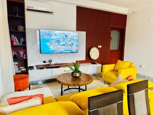 Μια τηλεόραση ή/και κέντρο ψυχαγωγίας στο Maison spacieuse, sécurisée et climatisée