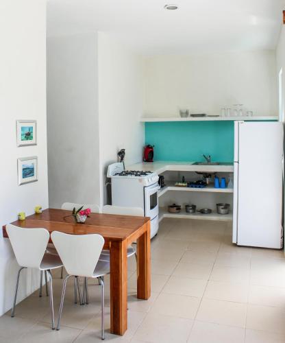 Η κουζίνα ή μικρή κουζίνα στο CAMP AKUMAL - Hosted Family Bungalows