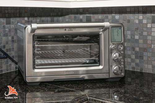 a toaster oven sitting on top of a counter at 2BR bright quiet condo in Kulalani sleeps 6 in Waikoloa