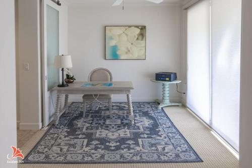 a hallway with a table and a rug at 2BR bright quiet condo in Kulalani sleeps 6 in Waikoloa