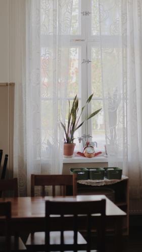 米凯利Huoneistohotelli Marja的有桌子和窗户的餐厅