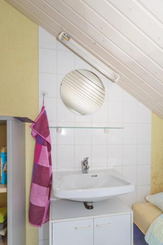 ein Badezimmer mit Waschbecken und Spiegel in der Unterkunft MHosting in Kehl am Rhein