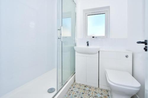 a bathroom with a toilet and a sink and a shower at Stylish 3bedroom near Stoke-on-Trent hospital in Stoke on Trent