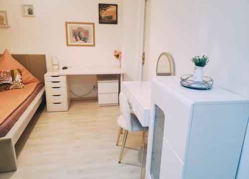 a small white room with a desk and a bed at Mosel Boutique in Bruttig-Fankel