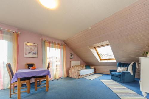 ein Wohnzimmer mit einem Tisch und einem Sofa in der Unterkunft MHosting in Kehl am Rhein