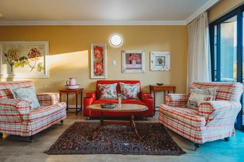 Una sala de estar con dos sillas y una mesa. en 17onWellington Apartments, en George