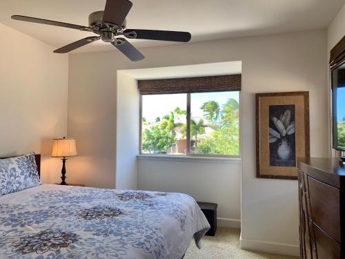 ワイコロアにあるFully equipped 2BR gem in quiet spot in Kulalaniのベッドと天井扇風機のある寝室