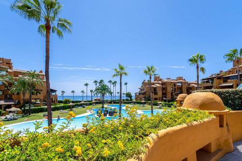Sea-view luxurious apartment on the beach of Etepona