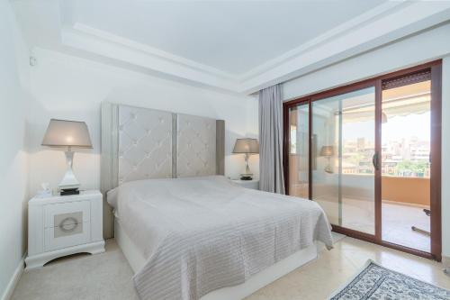 Sea-view luxurious apartment on the beach of Etepona