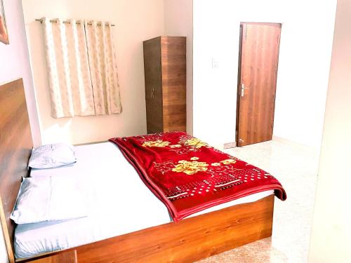 Cama o camas de una habitación en Shree Radharani Dham