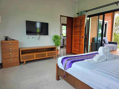 Postel nebo postele na pokoji v ubytování บ้านสวนโฮมสเตย์