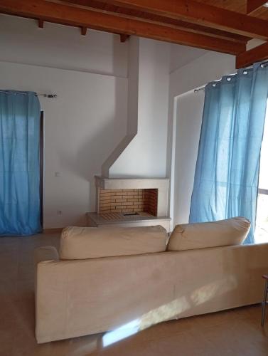 Χώρος καθιστικού στο Mountain View Home Asprogerakata