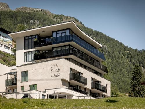 um edifício com as palavras "a vista" escritas nele em The View by Regina em Sölden