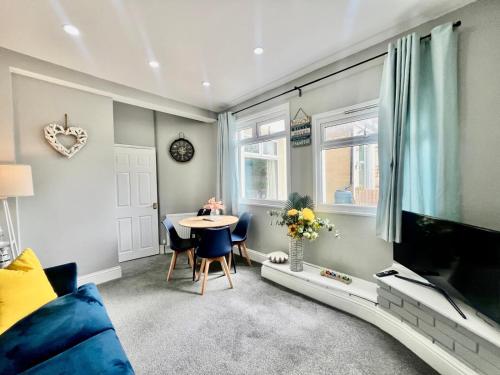 Posezení v ubytování Deluxe Apartment in Southend-On-Sea for contractors, workers by Artisan Stays I Weekly or Monthly Stay Offer I Free Parking I Sleeps 5