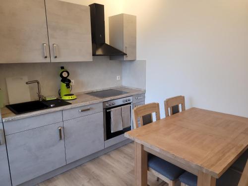 Dapur atau dapur kecil di KomfortPlus modernes Premium Apartment - Top Lage - Balkon - Parkplatz