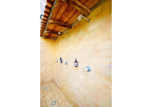 Un baño con ducha con dispensadores de jabón en la pared. en Il Sogno, en Milazzo