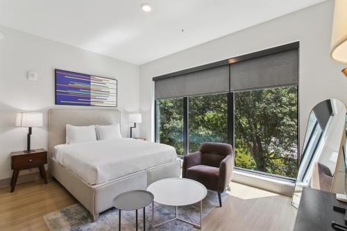 Μια τηλεόραση ή/και κέντρο ψυχαγωγίας στο Sentral West Midtown at Star Metals