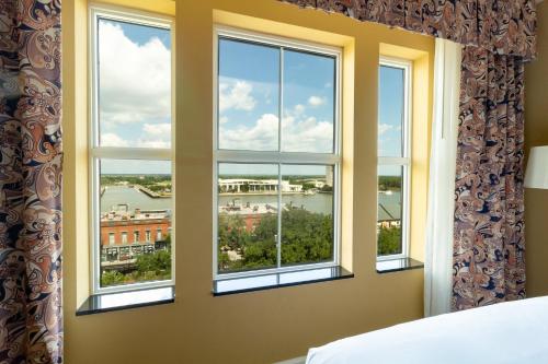 Letto o letti in una camera di Holiday Inn Express Savannah - Historic District