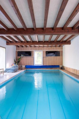 une grande piscine avec de l'eau bleue dans l'établissement Magnifique propriété en pierre, à Sceaux-du-Gâtinais