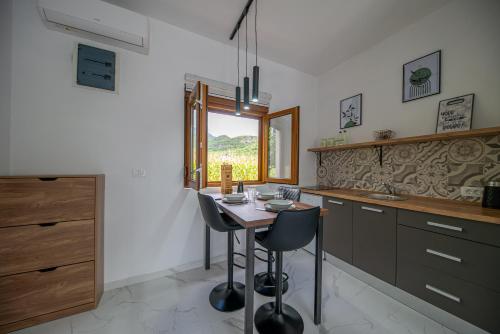 Kuchyň nebo kuchyňský kout v ubytování Wood House
