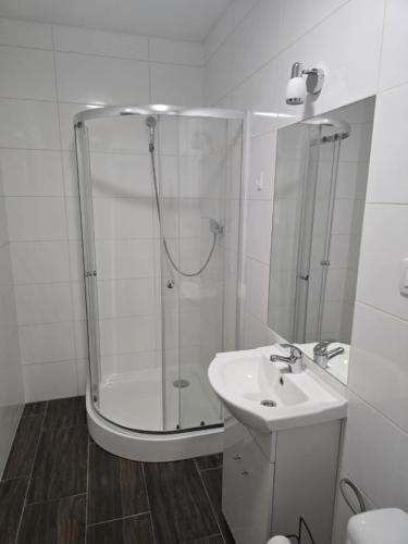 a bathroom with a shower and a sink at MonMar APARTAMENTY in Strzałkowo