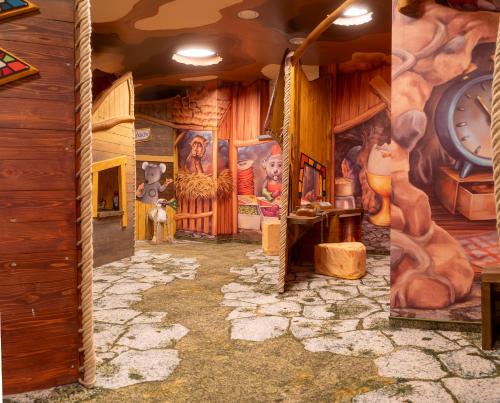 a room with a painting on the wall at Hotel Am Bühl in Eibenstock