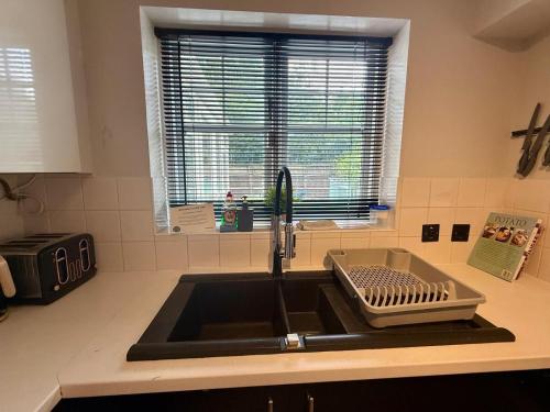 Η κουζίνα ή μικρή κουζίνα στο Spacious 4 Bed House with parking in Wolverhampton