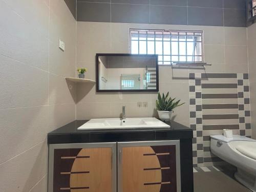 Ένα μπάνιο στο Life Art Home Family Ipoh Homestay 5R4B 18pax SY28