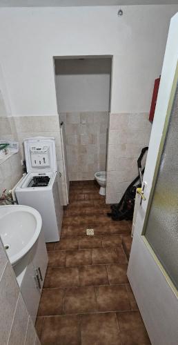 a small bathroom with a sink and a toilet at Casa 44 Domoslavice u Hořic 