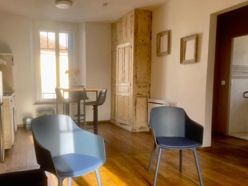 a living room with two chairs and a table at Appartements de Diane - JOIGNY in Joigny