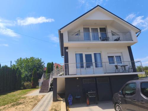 Gyöngyvirág Apartmanház