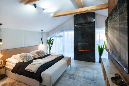 Кровать или кровати в номере Apartmanica Chalet 5A, private wellness, garage, Donovaly center