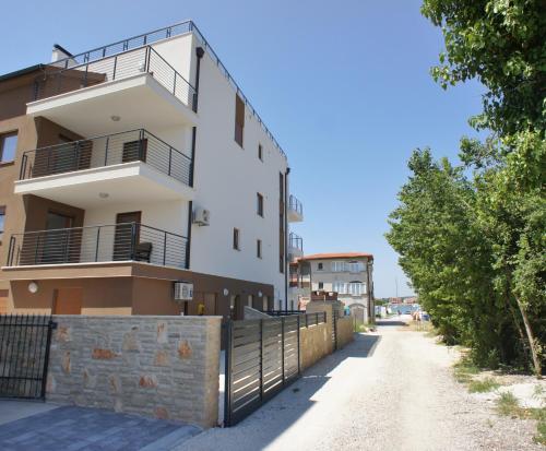 Spacious apartment sleeps 4 by the beach