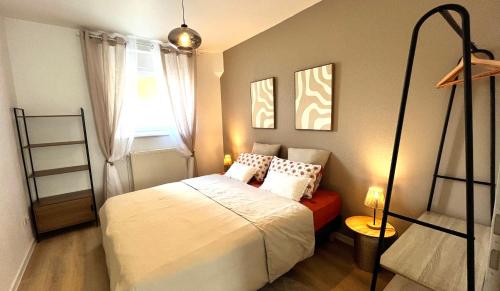 a small bedroom with a bed and a window at Gîte Le 25 in Ingersheim