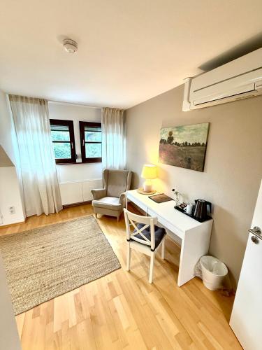 a living room with a desk and a chair at Bleibe am Moritzberg in Haimendorf