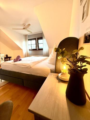 a bedroom with a bed and a table with a lamp at Bleibe am Moritzberg in Haimendorf