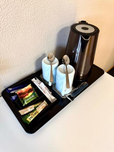 a tray with a coffee pot and a tea kettle at Bleibe am Moritzberg in Haimendorf
