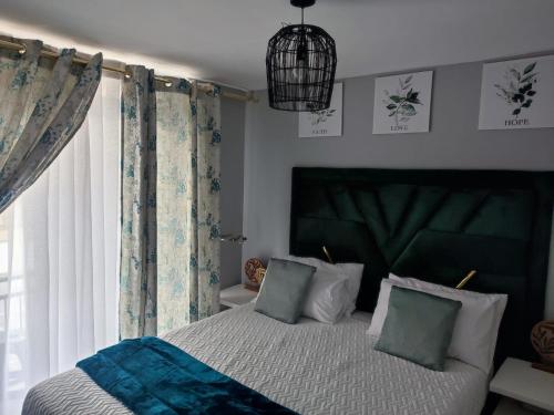 Ένα ή περισσότερα κρεβάτια σε δωμάτιο στο Elite Escape - 2 bedroom apartment