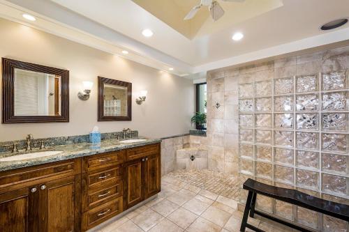 Ένα μπάνιο στο 2BR ocean and sunset views in Mauna Lani point