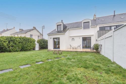 an image of a house with a yard at L'AUTHENTIQUE - 600m plage - Piscine in Saint-Nazaire