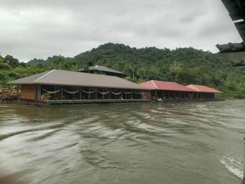 a building on the side of a river at มาตาบุรี ริเวอร์เเควรีสอร์ท in Ban Gaeng Cho