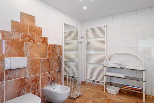 Bilik mandi di Ferienwohnung Poolblick
