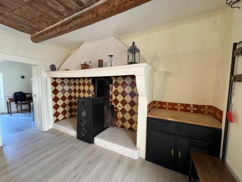 - un salon avec une cheminée dans une maison dans l'établissement Maison de Charme près de Lussan & Uzès Calme et Authentique, à Vallérargues