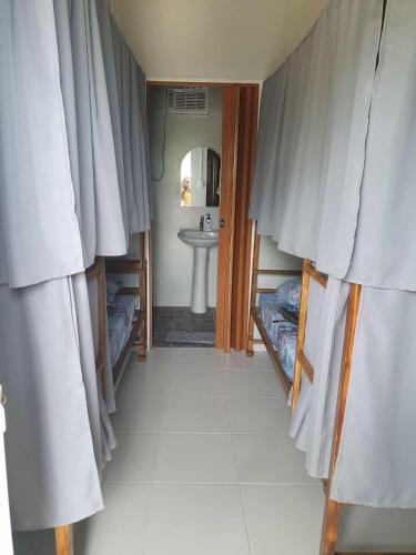 Katil atau katil-katil dalam bilik di Tez's Backpacking Lodge