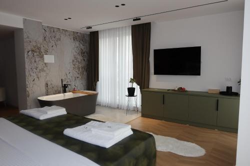 Una televisión o centro de entretenimiento en Hotel Ari Gjakove