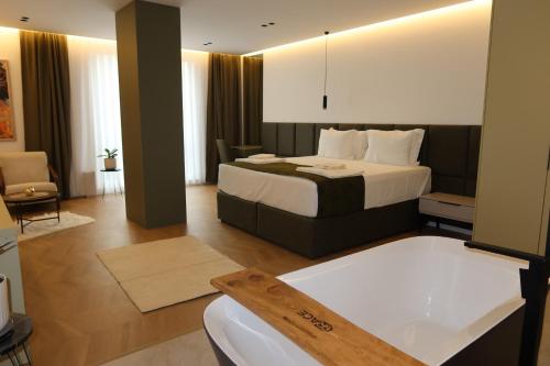 Una cama o camas en una habitación de Hotel Ari Gjakove