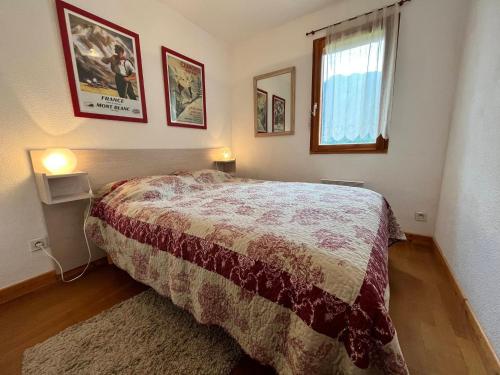 une chambre avec un lit et deux tableaux au mur dans l'établissement Appartement T2 calme avec balcon, proche ski-bus et village - FR-1-624-37, à Samoëns